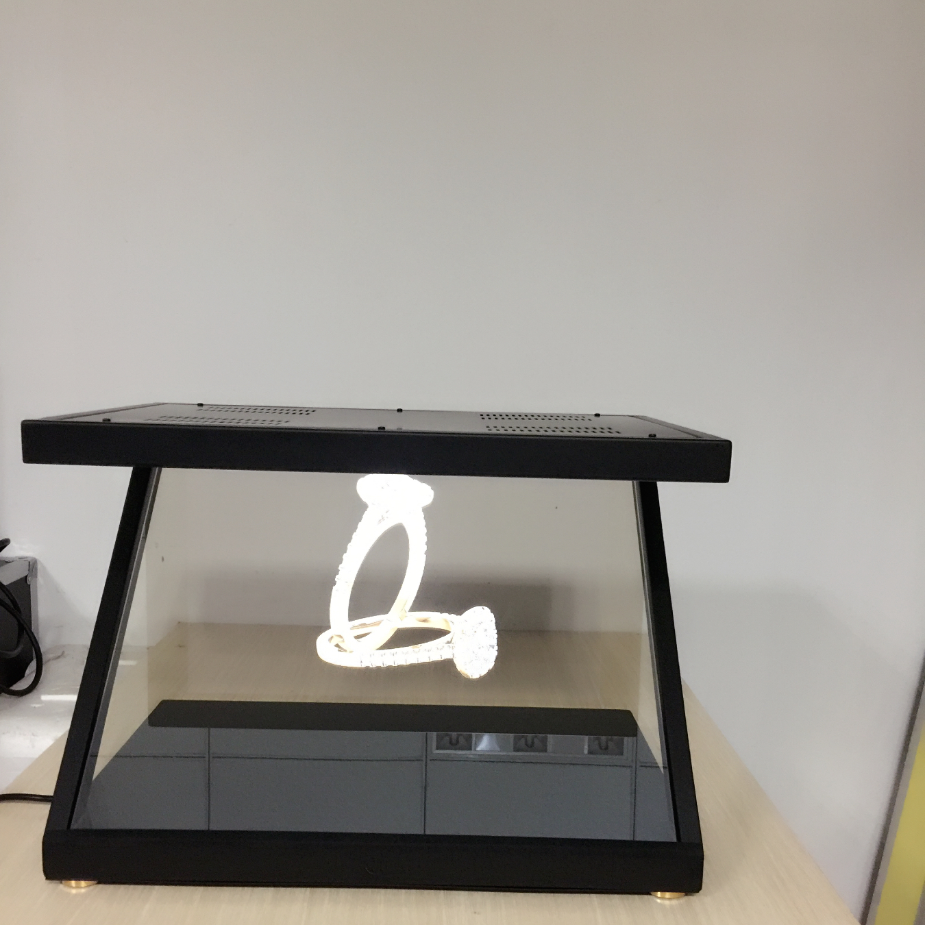 180 °China pyramid 3D Holographic Pyramid Display Exhibition display 